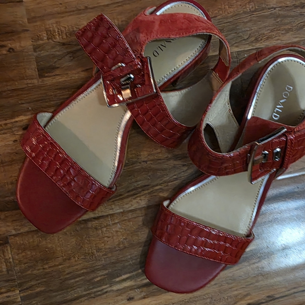 Donald Pilner Women's Vixi Sandal In Red. Size 9 Brand New. Smoke Free Home - Picture 6 of 9